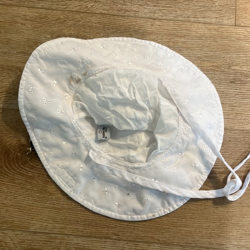 Flap Happy White Flower stitched Sun hat L - Picture 6 of 6